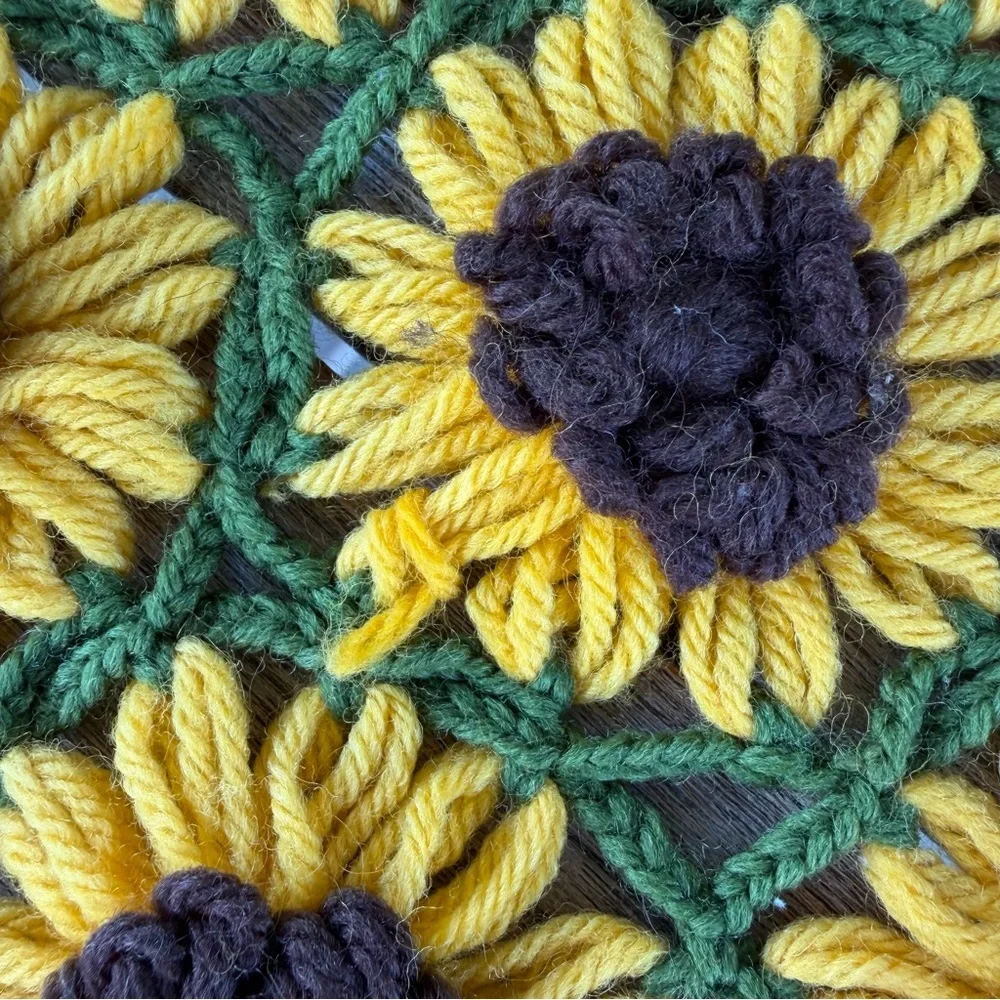 Vintage 3D Crochet Sunflower Throw Daisy Chain Afghan Scallop Edge 40x46 GUC